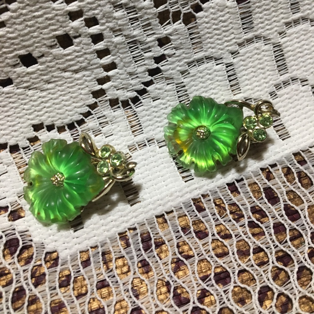 Vintage emerald green pressed glass flowers